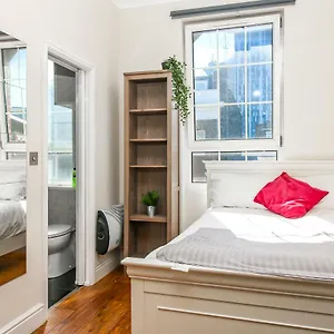 Private En-suite @ Liverpool Street, Brick Ln Guest house London